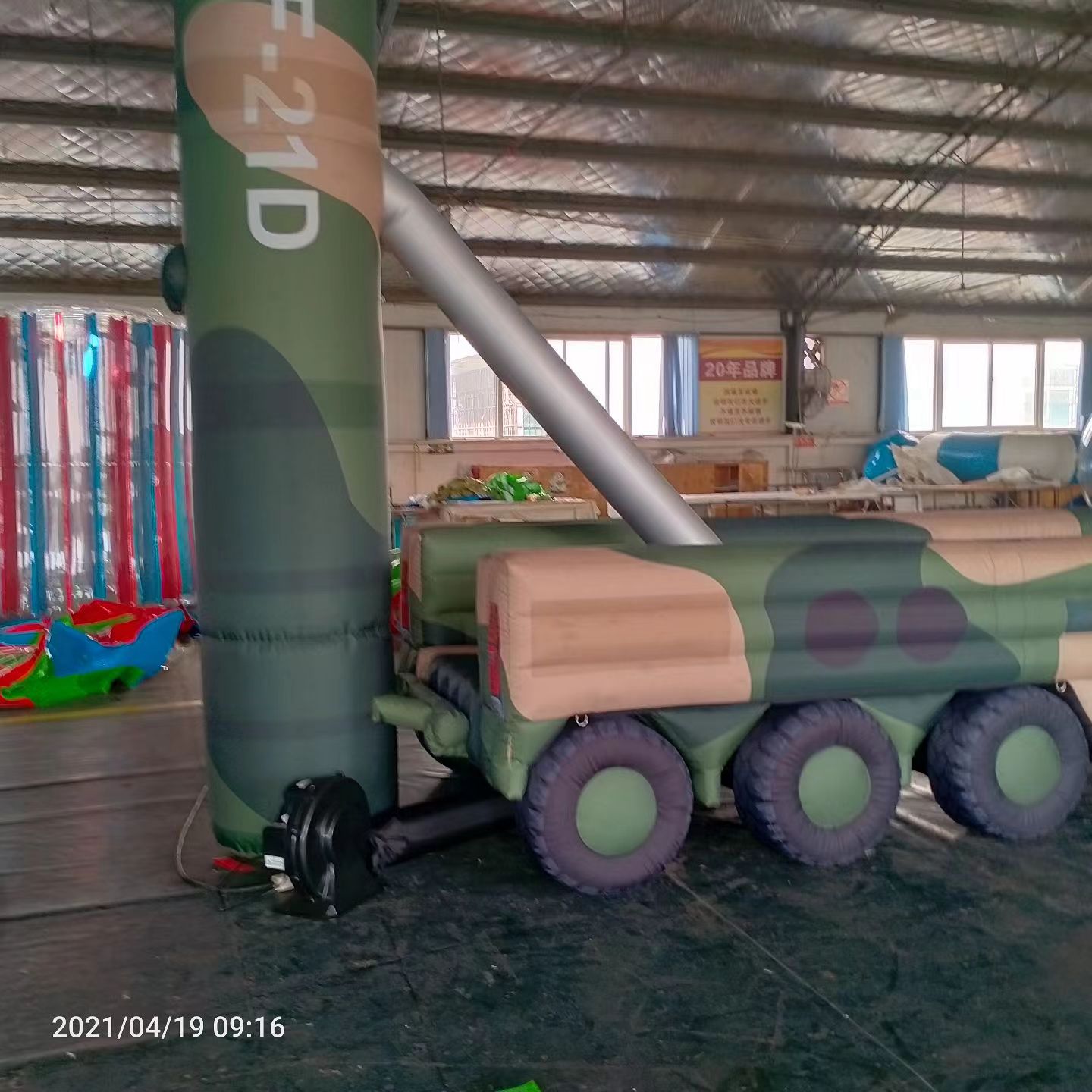 柳州军事演习中的充气目标车辆：模拟发射车雷达车坦克飞机